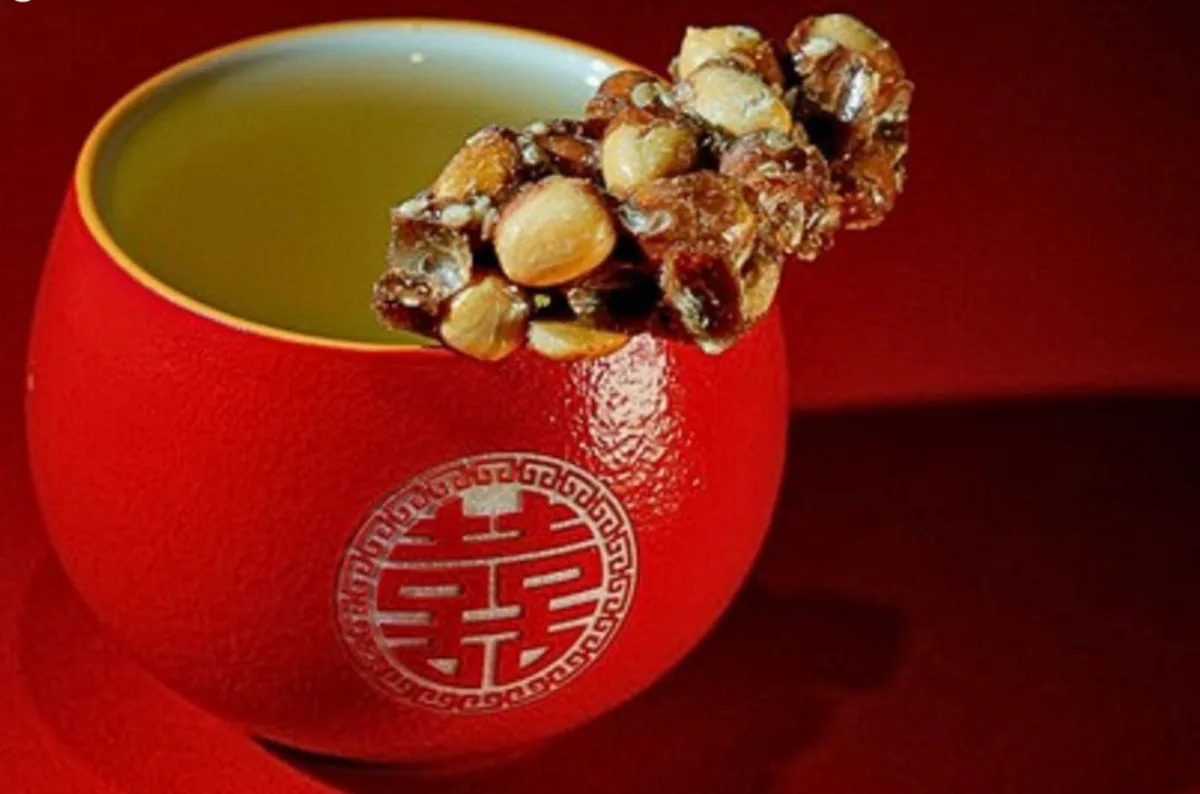Somm 酒單上的囍帖街 Lee Tung Street，紅色囍字杯與花生糖